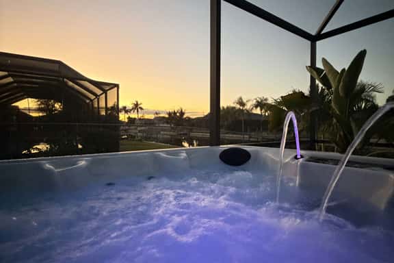 Waterfront House with Heated Pool and Jacuzzi - Image 1