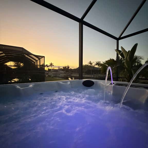 Waterfront House with Heated Pool and Jacuzzi - Image 1